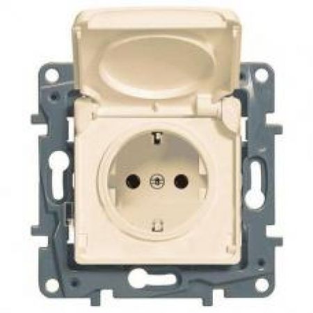 (664847) Розетка с заземляющим контактом IP44 ETIKA слоновая кость. Legrand